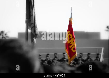 Flag "USMC" Anzeige über eine Menge von zivilen und militärischen beobachtete die Schlacht Farbe Ablösung führen Sie im Marine Corps rekrutieren Depot San Diego, CA Stockfoto