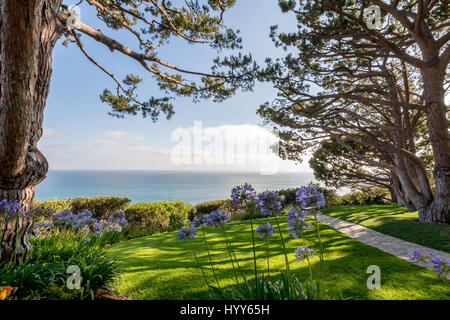 Schöner Garten außerhalb der Wayfarer-Kapelle in der Nähe von Rancho Palos Verdes, Kalifornien Stockfoto