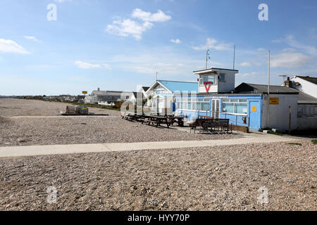 Allgemeine Ansichten Pagham Strand und Geschäfte auf der South Coast, West Sussex, UK. Stockfoto