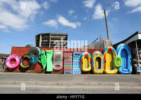 Allgemeine Ansichten Pagham Strand und Geschäfte auf der South Coast, West Sussex, UK. Stockfoto