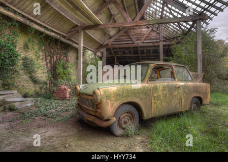 Ein Trabant Auto. BEEINDRUCKENDE Bilder zeigen die gefährdete Schönheit der verlassenen Autos, die geblieben sind, um im Laufe der Jahre zu rosten. Die Auflistung der spektakuläre Bilder zeigen, wie ein VW Käfer, Citroën C2 und sogar einen Ferrari Natur und Schutthaufen übernommen wurden. In anderen Aufnahmen ein Mercedes Benz ist mit Efeu überwachsen und eine altmodische BMW geblieben in einer Garage mit einem einstürzenden Dach und Schmutz auf dem Boden. Ein Ford-Fahrzeug wurde auch in den Wäldern vergessen und ein Auto scheint sogar einen Baum wächst daraus zu haben. Die eindringlichen Bilder wurden von belgischen Wachmann, Kenneth P Stockfoto