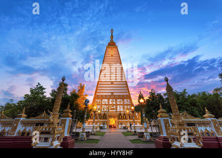 Wat Phrathat Nong Bua in der Dämmerung in der Provinz Ubon Ratchathani, Thailand Stockfoto