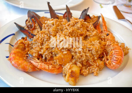 Paella de Marisco in einem weißen Teller serviert. Stockfoto