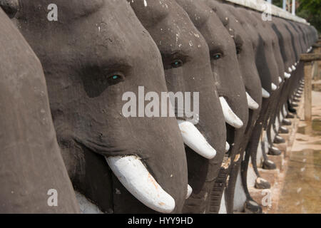 Sri Lanka, Anuradhapura. Ruwanwelisaya Stupa, heilig für Buddhisten auf der ganzen Welt. Elefanten-Skulpturen vor Stupa. Stockfoto