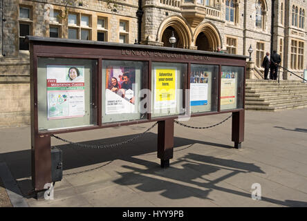 Schwarzes Brett der Londoner Stadtteil Ealing, außerhalb von Ealing Rathaus, West London, england Stockfoto