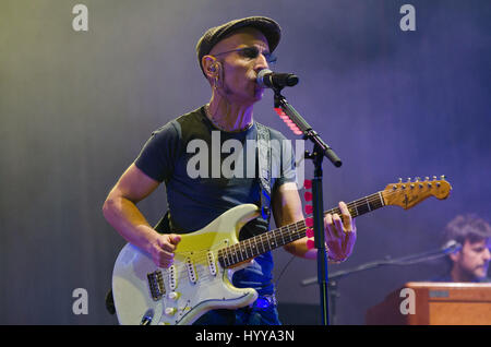 27. Juli 2013 - Santander, Spanien - spanische Musiker Fito (richtiger Name Adolfo Cabrales Mato) im Einklang mit seiner Gruppe Fito & Fitipaldis. Stockfoto