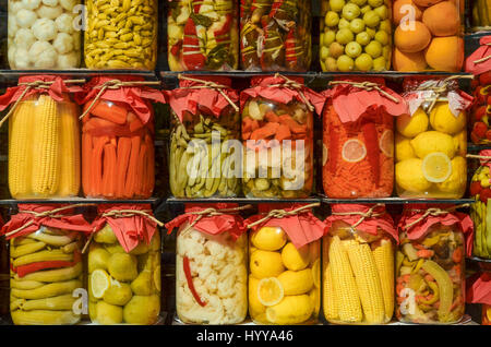 Verschiedene Gläser eingelegte Obst und Gemüse auf dem Display in einem Schaufenster in Istanbul. Stockfoto