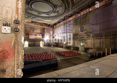 ALEXANDRA PALACE, LONDON: Beeindruckende Bilder zeigen die viktorianische Theater auf der Stelle des Geburtshauses des öffentlich-rechtlichen Fernsehens leider mehr um zu bröckeln. Bilder zeigen die Hauptbühne des Alexandra Palace, North London wo Sitzreihen waren noch vor ihm trotz des Seins positioniert unbenutzt seit fast 70 Jahren, als-auch die unglaublich reich verzierte Decke, die noch weitgehend intakt bleibt. Andere Bilder zeigen die BBC Radio und Fernsehen Mast, der weltweit ersten öffentlichen Sendung 1936 übertragen. Urban Explorer Bradley L Garrett (40), Riverside, California, erfasst die Bilder nach Stockfoto