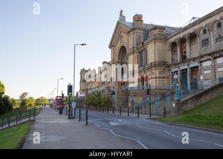 ALEXANDRA PALACE, LONDON: Beeindruckende Bilder zeigen die viktorianische Theater auf der Stelle des Geburtshauses des öffentlich-rechtlichen Fernsehens leider mehr um zu bröckeln. Bilder zeigen die Hauptbühne des Alexandra Palace, North London wo Sitzreihen waren noch vor ihm trotz des Seins positioniert unbenutzt seit fast 70 Jahren, als-auch die unglaublich reich verzierte Decke, die noch weitgehend intakt bleibt. Andere Bilder zeigen die BBC Radio und Fernsehen Mast, der weltweit ersten öffentlichen Sendung 1936 übertragen. Urban Explorer Bradley L Garrett (40), Riverside, California, erfasst die Bilder nach Stockfoto