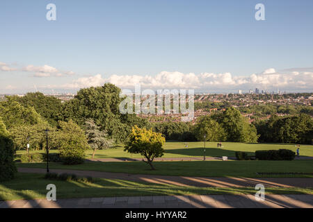 ALEXANDRA PALACE, LONDON: Beeindruckende Bilder zeigen die viktorianische Theater auf der Stelle des Geburtshauses des öffentlich-rechtlichen Fernsehens leider mehr um zu bröckeln. Bilder zeigen die Hauptbühne des Alexandra Palace, North London wo Sitzreihen waren noch vor ihm trotz des Seins positioniert unbenutzt seit fast 70 Jahren, als-auch die unglaublich reich verzierte Decke, die noch weitgehend intakt bleibt. Andere Bilder zeigen die BBC Radio und Fernsehen Mast, der weltweit ersten öffentlichen Sendung 1936 übertragen. Urban Explorer Bradley L Garrett (40), Riverside, California, erfasst die Bilder nach Stockfoto