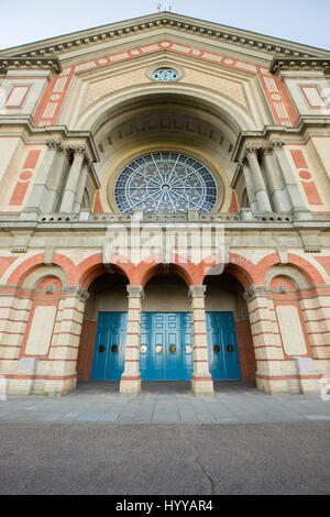 ALEXANDRA PALACE, LONDON: Beeindruckende Bilder zeigen die viktorianische Theater auf der Stelle des Geburtshauses des öffentlich-rechtlichen Fernsehens leider mehr um zu bröckeln. Bilder zeigen die Hauptbühne des Alexandra Palace, North London wo Sitzreihen waren noch vor ihm trotz des Seins positioniert unbenutzt seit fast 70 Jahren, als-auch die unglaublich reich verzierte Decke, die noch weitgehend intakt bleibt. Andere Bilder zeigen die BBC Radio und Fernsehen Mast, der weltweit ersten öffentlichen Sendung 1936 übertragen. Urban Explorer Bradley L Garrett (40), Riverside, California, erfasst die Bilder nach Stockfoto