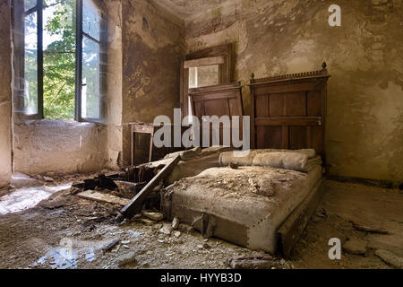 Dieser Bettkasten kann nicht den Test der Zeit stehen, da es fast