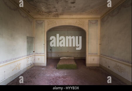 Eine verlassene regal schauendes Schlafzimmer. GRUSELIGE Bilder von was