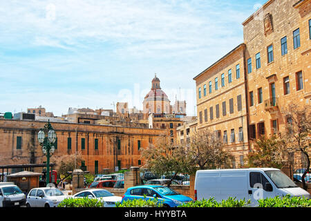 Blick auf die Straße auf Kuppel der Kirche des Heiligen Nikolaus in Valletta, Malta Stockfoto