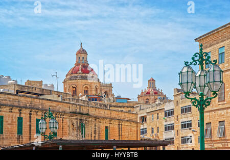 Blick auf die Straße auf Kuppel der Kirche des Heiligen Nikolaus in Valletta, Malta Stockfoto