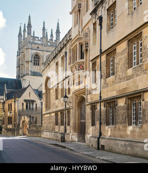 Merton Straße zeigen, Corpus Christi College und Merton College Kapelle Turm. Oxford, Oxfordshire, Vereinigtes Königreich Stockfoto