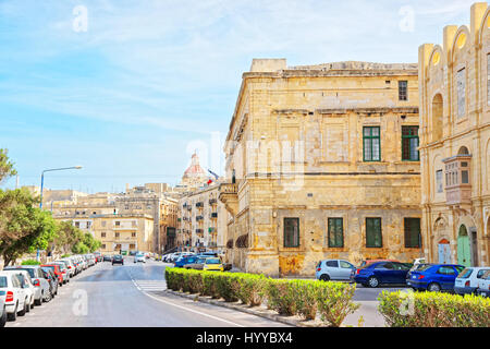 Blick auf die Straße auf die Basilika von St. Dominic in der Altstadt von Valletta, Malta Stockfoto