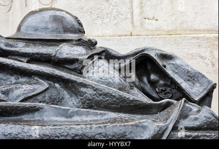 Bronzestatue des gefallenen Artilleristen auf der Königlichen Artillerie-Gedenkstätte, Hyde Park Corner. London. UK Stockfoto