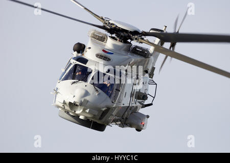 ROTTERDAM, Niederlande - SEP 3, 2016: Royal Holland Marine-NH90-Hubschrauber fliegen während der Welt-Hafen-Tage in Rotterdam. Stockfoto