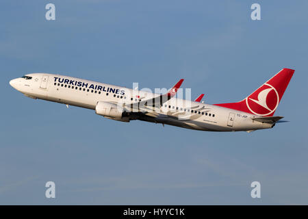 Düsseldorf, Deutschland - 16. Dezember 2016: Turkish Airlines Boeing 737 Flugzeug vom Flughafen Düsseldorf. Stockfoto