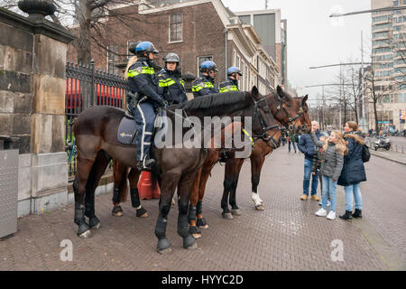 DEN Haag, Niederlande - 12. Dezember 2015: Niederländische Polizisten hoch zu Ross in den Haag. Stockfoto