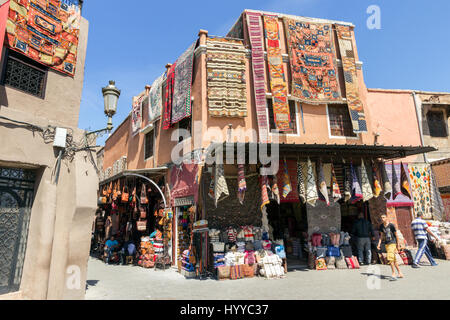 Marrakesch, Marokko - 29. April 2016: Touristische Geschäfte mit traditionellen marokkanischen Textil für Verkauf in den Souks von Marrakesch. Stockfoto