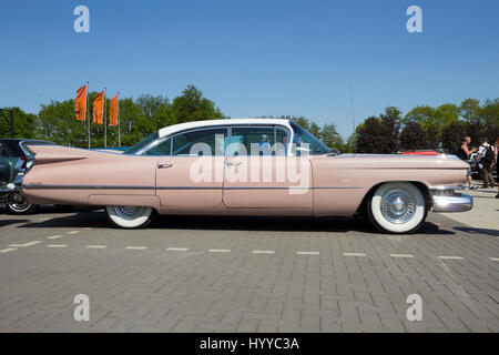 ROSMALEN, Niederlande - 8. Mai 2016: Seitenansicht eines Oldtimers 1959 Cadillac Sedan De Ville. Stockfoto