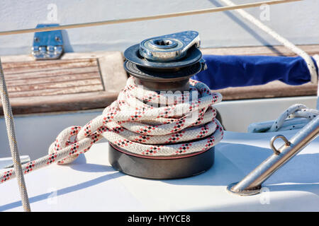 Winde-Detail auf Segelboot Stockfoto