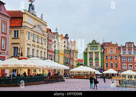 Posen, Polen - 7. Mai 2014: Cafés und Restaurants in Old Market Square im Stadtzentrum von Poznan, Polen. Menschen auf dem Hintergrund Stockfoto