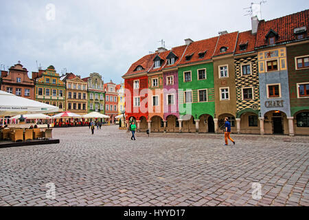 Posen, Polen - 7. Mai 2014: Cafés und Restaurants in alten Marktplatz im Zentrum Stadt in Poznan, Polen. Menschen auf dem Hintergrund Stockfoto