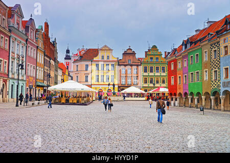 Posen, Polen - 6. Mai 2014: Cafés und Restaurants am Marktplatz im Zentrum alten Stadt, Poznan, Polen. Menschen auf dem Hintergrund Stockfoto