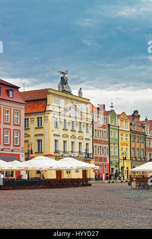 Posen, Polen - 7. Mai 2014: Cafés und Restaurants am alten Marktplatz im Zentrum Stadt in Poznan, Polen. Menschen auf dem Hintergrund Stockfoto
