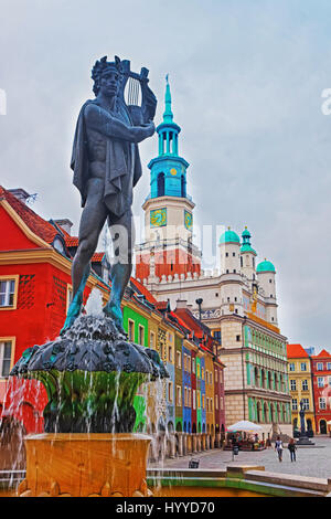 Brunnen des Apollo auf dem alten Marktplatz im Zentrum Stadt von Poznan, Polen. Altes Rathaus und Menschen auf dem Hintergrund Stockfoto