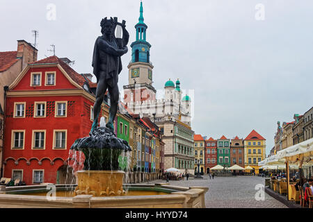 Posen, Polen - 6. Mai 2014: Brunnen des Apollo auf dem alten Marktplatz im Zentrum Stadt in Poznan, Polen. Altes Rathaus und Menschen auf die backgr Stockfoto