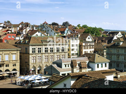 Dächer-Blick auf Limmatquai im Stadtzentrum von Zürich, Schweiz. Gesehen vom Lindenhof hill Stockfoto