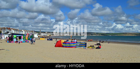 Die Leute am Strand von Weymouth, Dorset, Großbritannien Stockfoto