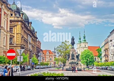 Krakau, Polen - 1. Mai 2014: Menschen am Mateiko Square und St. Florian Kirche in der Stadt von Krakau, Polen. Stockfoto