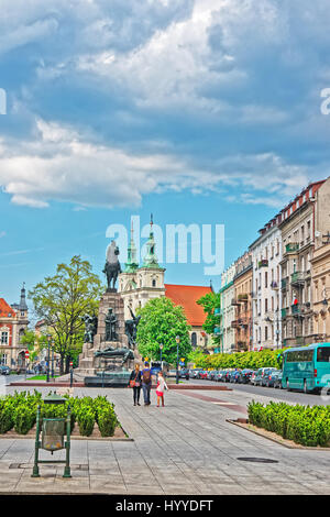 Krakau, Polen - 1. Mai 2014: Menschen am Mateiko Square und St. Florian Kirche im Zentrum Stadt in Krakau, Polen. Stockfoto