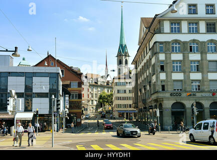 Zürich, Schweiz - 2. September 2016: Menschen am Limmatquai Straße. Türme von Grossmünster Kirche und Wasserkirche das Zentrum von Zürich, Swi Stockfoto