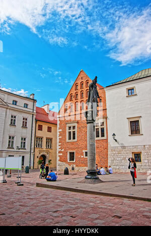 Krakau, Polen - 1. Mai 2014: Statue von Piotr Skarga auf Sankt-Maria-Magdalena-Platz in der Altstadt von Krakau, Polen. Menschen auf dem Hintergrund. Stockfoto