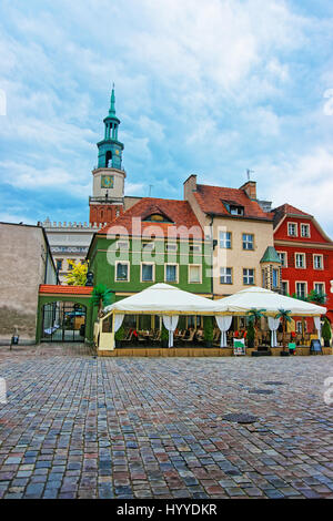 Straßencafés auf dem alten Marktplatz im Zentrum Stadt von Poznan, Polen. Turm des alten Rathauses auf dem Hintergrund Stockfoto