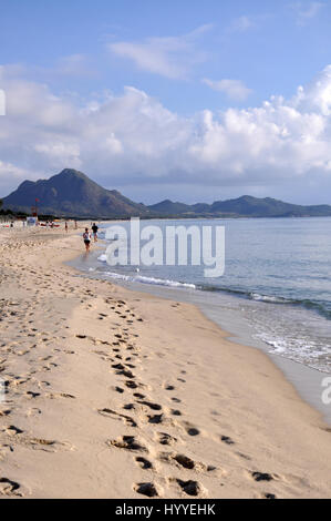 Fussspuren im Sand am Strand von Costa Rei auf der Insel Sardinien in Italien Stockfoto