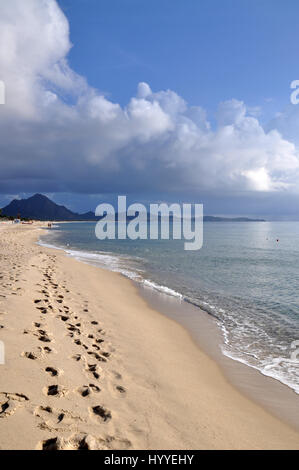 Fussspuren im Sand am Strand von Costa Rei auf der Insel Sardinien in Italien Stockfoto