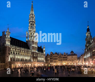 Grande Place oder Grote Markt, Rathaus, links rechts Maison du Roi, Twilight, Brüssel, Belgien Stockfoto