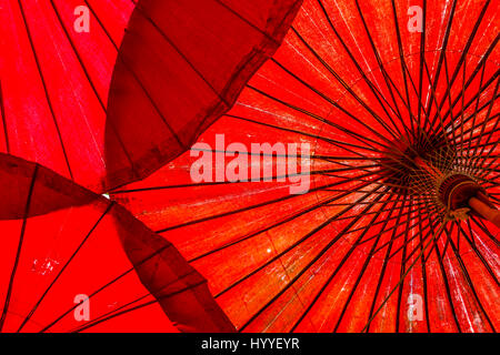 traditionelle rote asiatische Sonnenschirme in thai Festival, thailand