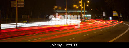 Licht Loipen auf Bundesstraße B223, Oberhausen, Ruhr District, North Rhine-Westphalia, Deutschland Stockfoto