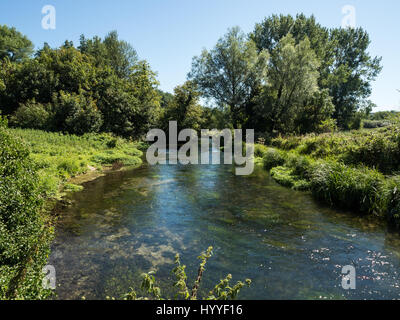 Der Fluss Itchen fließt durch die Landschaft an einem heißen, Sommertag Stockfoto