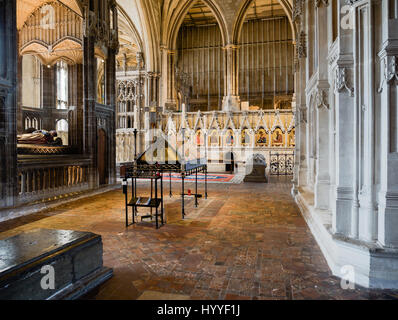 In Winchester Kathedrale mit Blick auf den Schrein von St. Swithin und 13. Jahrhundert Boden Fliesen Stockfoto