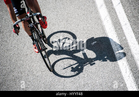 Rennradler mit Schatten, Radfahren Rennen Volta de Catalunya, Catalunya Tour 2017, Barcelona, Katalonien, Spanien Stockfoto