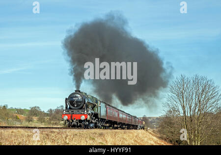 46100 "royal Scot" macht einen dramatischen Blick vorbei an Moorgates mit dem ersten Zug an der North Yorkshire Moors Railway Royal Scot-Gala am 25 Marc Stockfoto